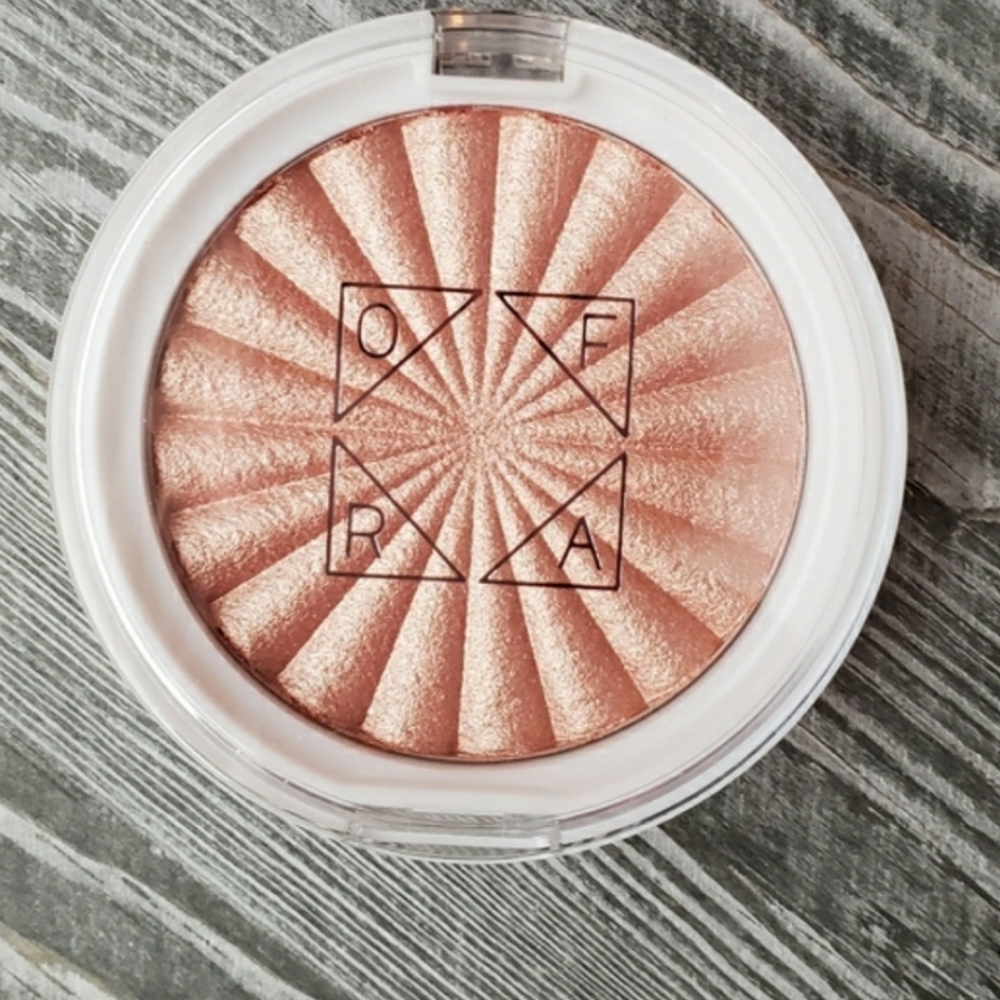 Ofra cosmetics x Nikki tutorials highlighter
